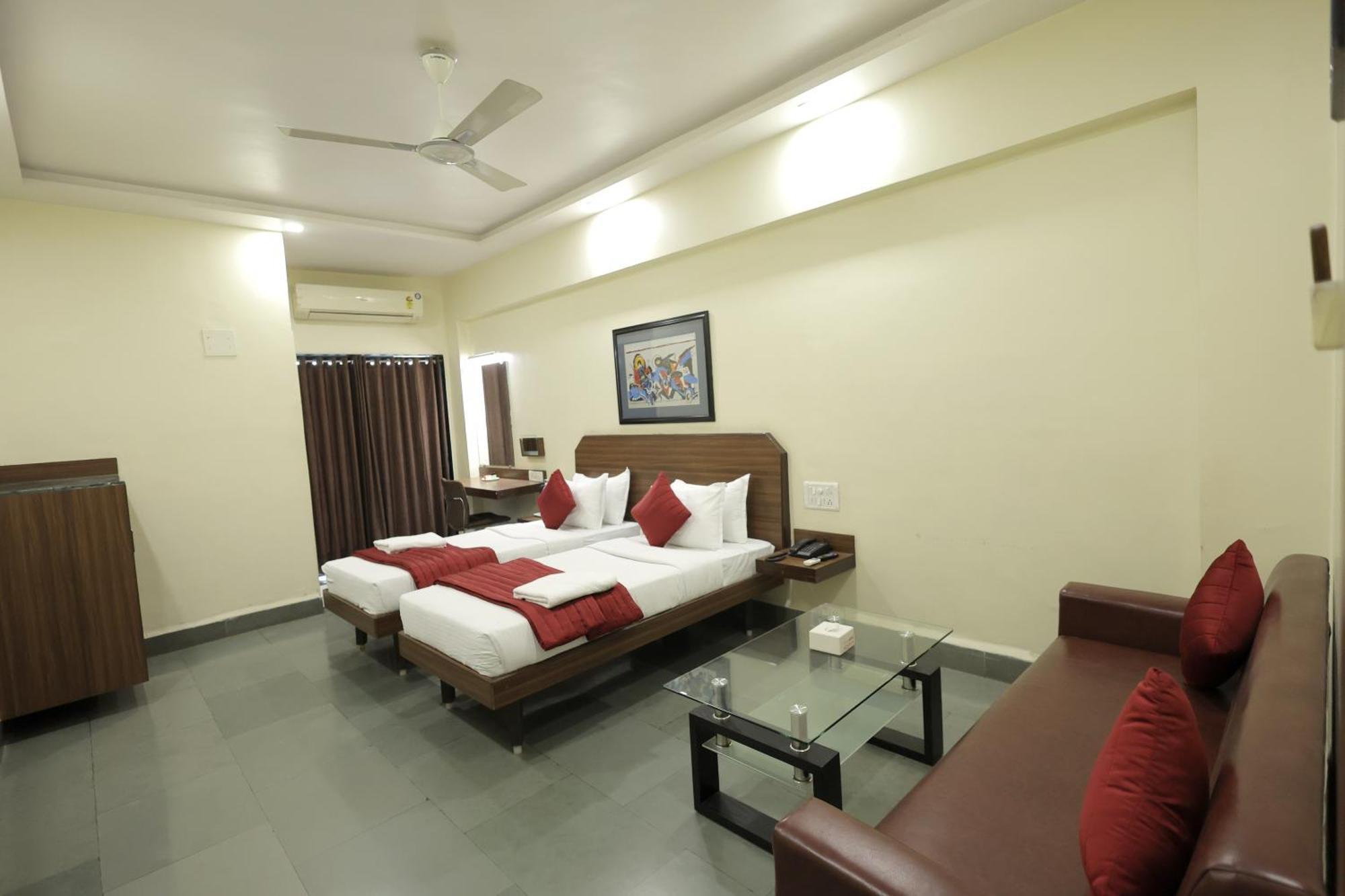 Hotel Hospice Surat Buitenkant foto